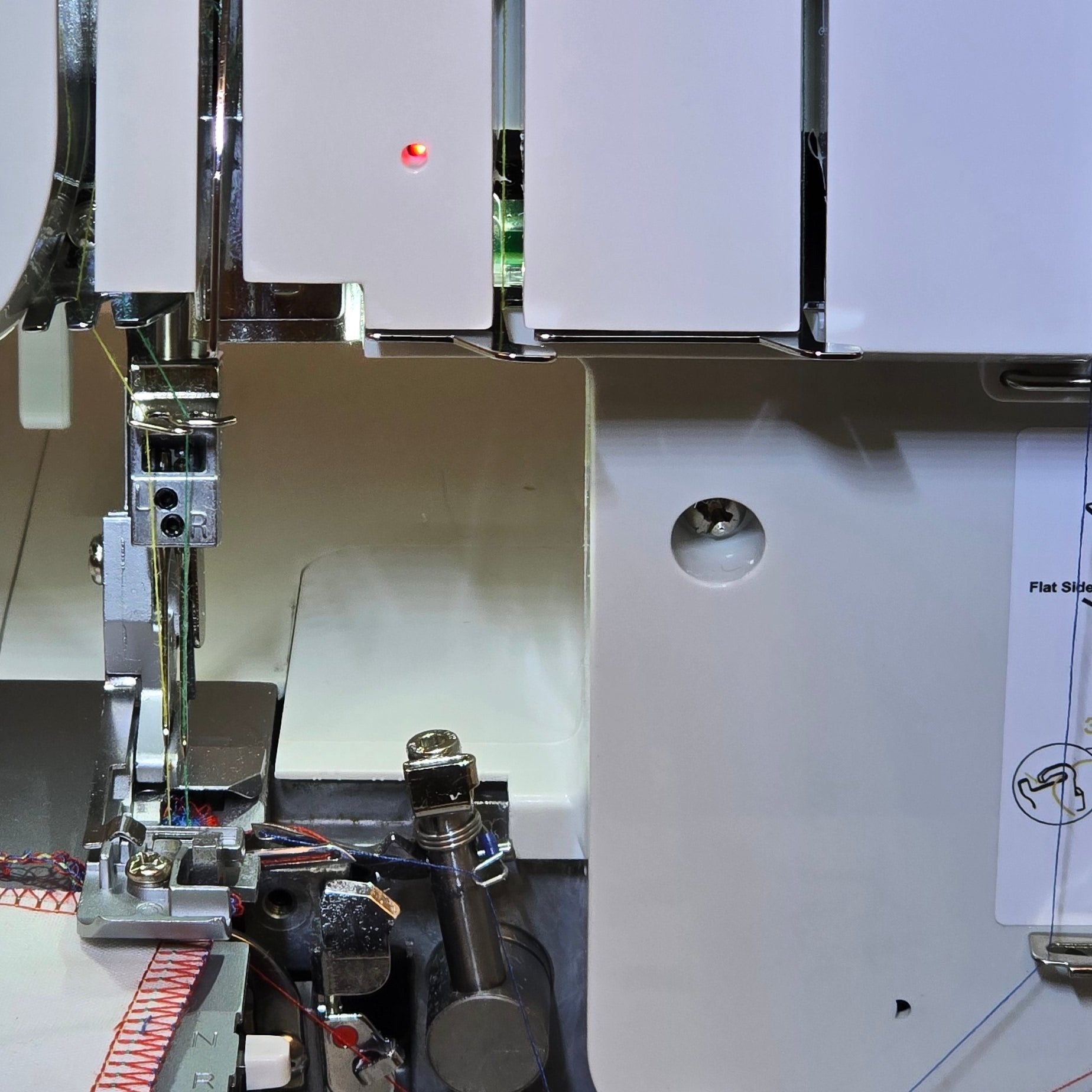 Die neue GRITZNER 799 PLUS Overlock mit Kniehebel und Anschiebetisch