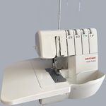 Die neue GRITZNER 799 PLUS Overlock mit Kniehebel und Anschiebetisch