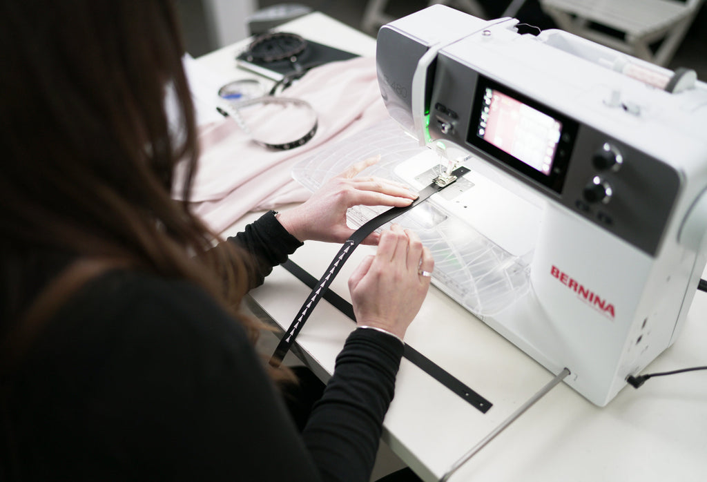 BERNINA B 480 - große Nähmaschine mit großem Anschiebetisch und Kniehebel